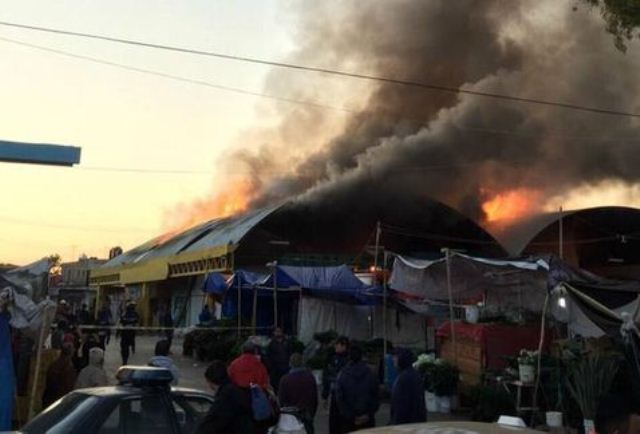 Se incendian 4 bodegas de la Central de Abasto