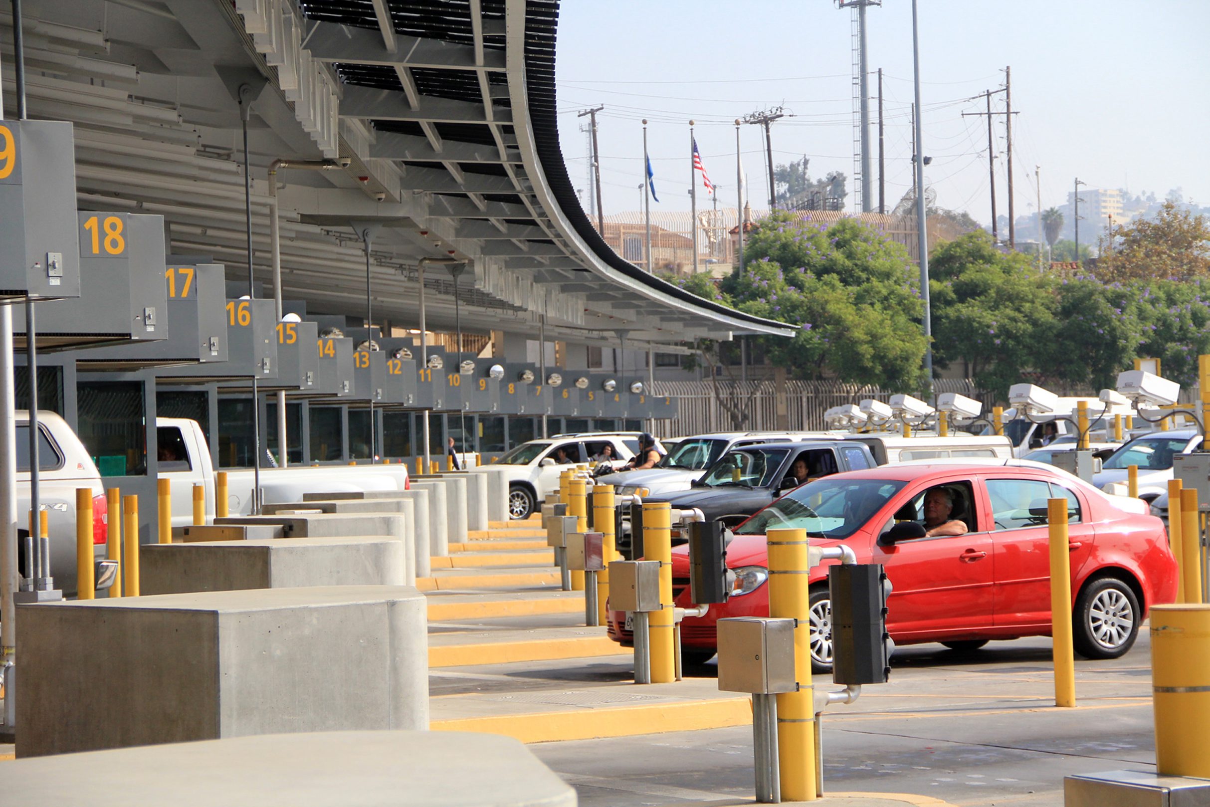 Proponen retirar ambulantaje en puentes fronterizos; “Pelean como mafias: Prieto Herrera