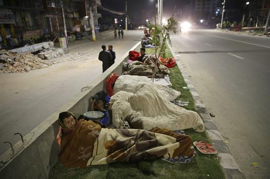 Suman más de mil muertos por terremoto en Nepal