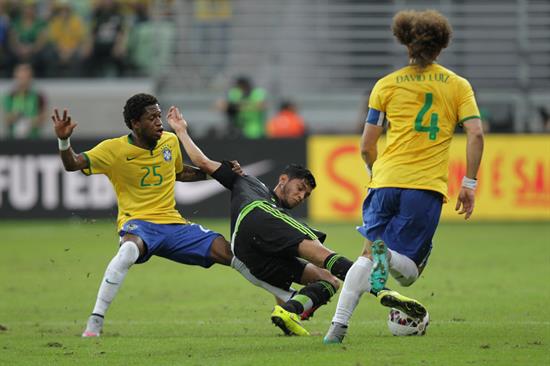Brasil vence 2-0 a un México sin pies ni cabeza