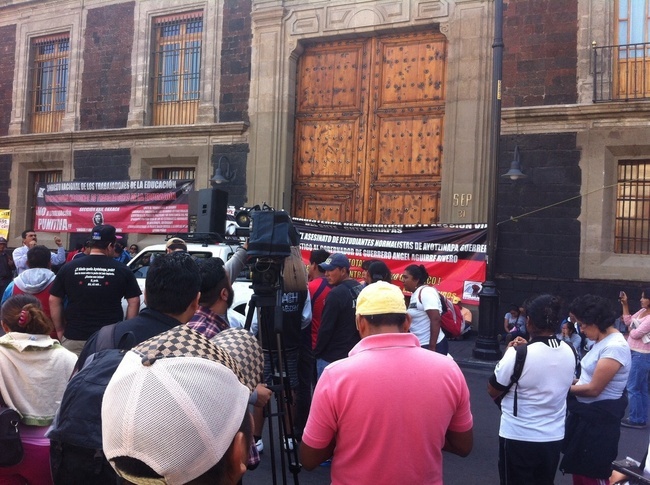 Integrantes de la CNTE protestan frente a la SEP