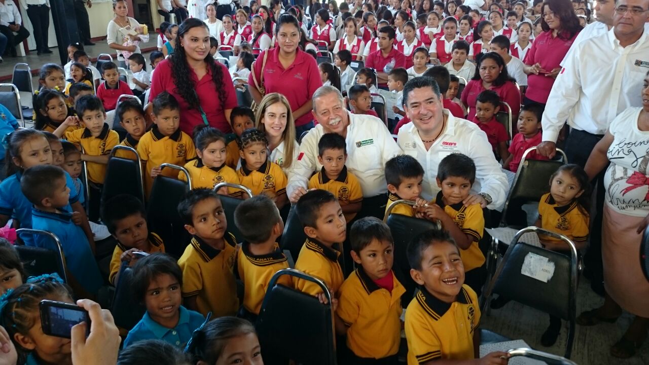 Entrega ETC y María del Pilar becas para alumnos de secundaria