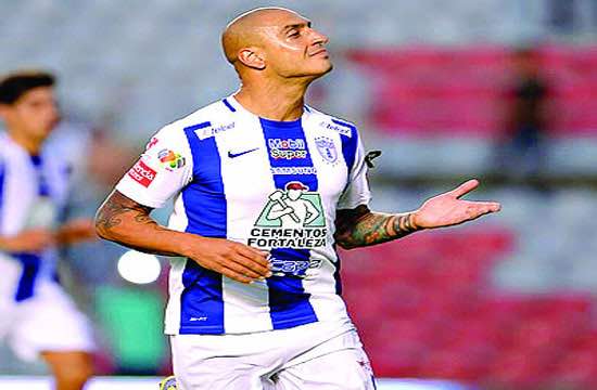 Pachuca da la vuelta a Gallos