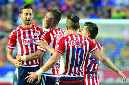 Chivas sigue hundido; Pumas pierde
