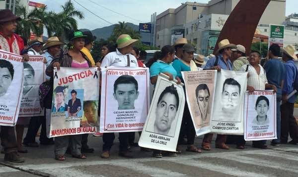 Marchan familiares de normalistas desaparecidos en Acapulco