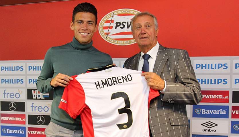Héctor Moreno presume la playera que usará en el PSV