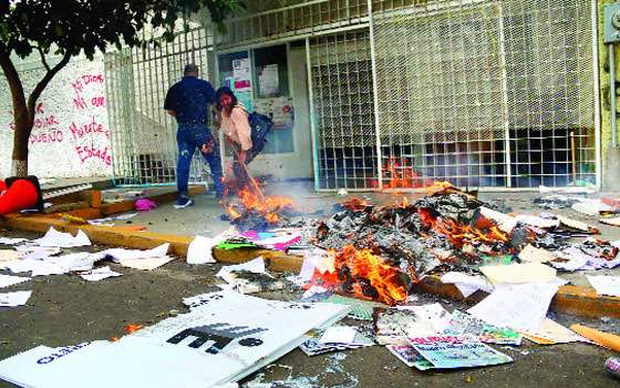 Giran órdenes de aprehensión contra 15 líderes de la Sección 22
