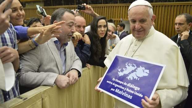 Polémica por foto del Papa con cartel de apoyo al diálogo por Malvinas