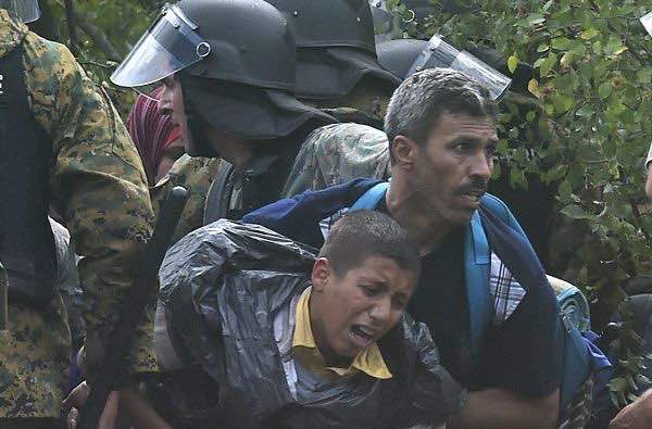 Cientos de refugiados rompen el cordón de seguridad y entran en Macedonia