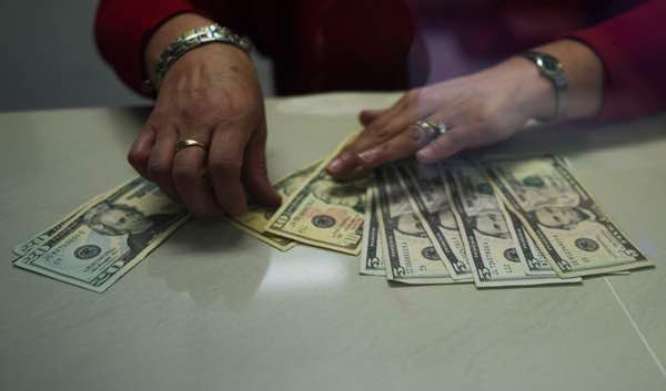 Dólar llega a $17.57 a la venta en bancos
