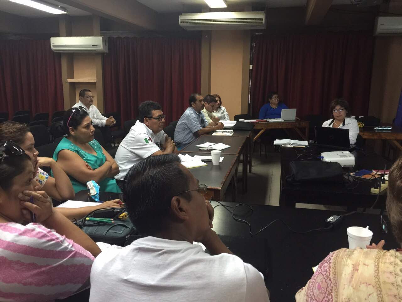 SET inicia cursos para docentes en proceso de evaluación; Maestros continúan manifestación en plaza