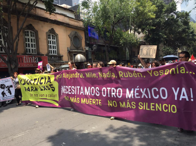 Marchan del Ángel a PGJDF para exigir justicia por crimen en la Narvarte