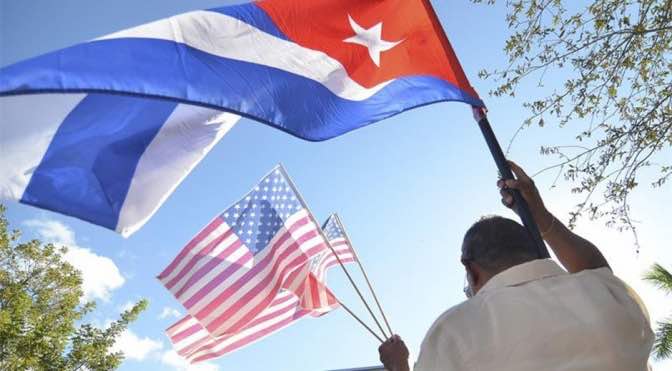 EUA iza su bandera en Cuba en histórica reconciliación