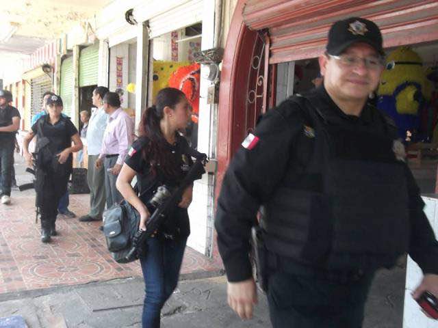 Ayuntamiento ‘invita’ a punta de cañon dejar mercado