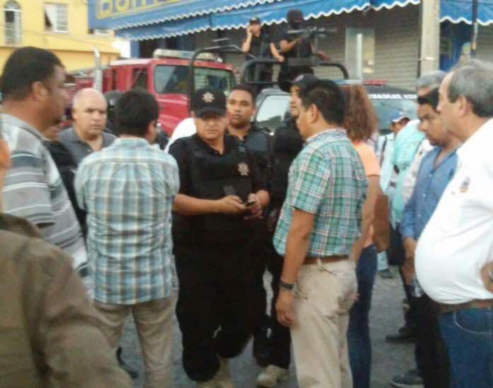 Gustavo Torres utiliza policía para enfrentar y desalojar comerciantes