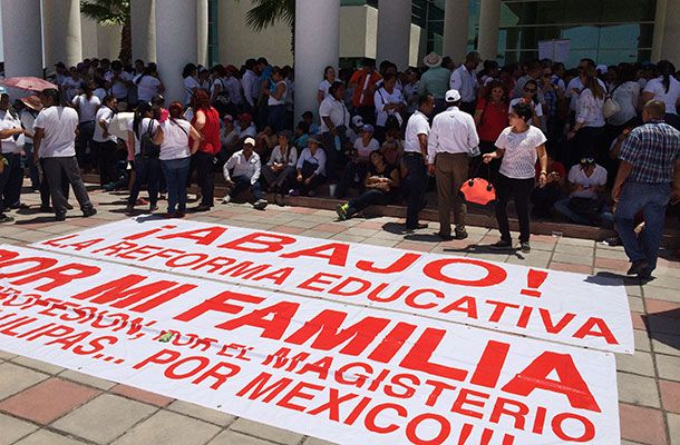 Acuerdan maestros exigir renuncia de funcionarios en la SET
