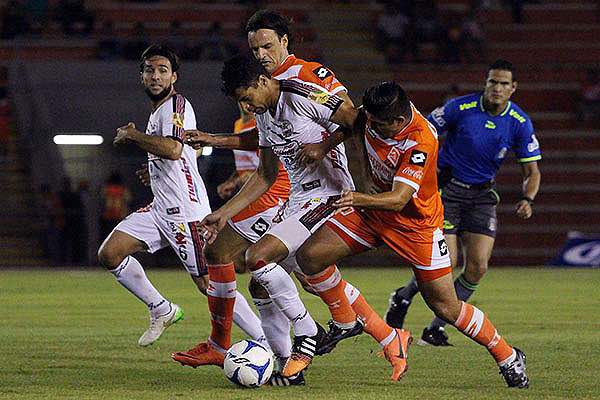 Lobos despluma a Correcaminos con goleada de 5-1