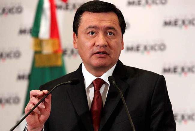 Osorio Chong se reune con padres de 43 normalistas a casi un año de su desaparición