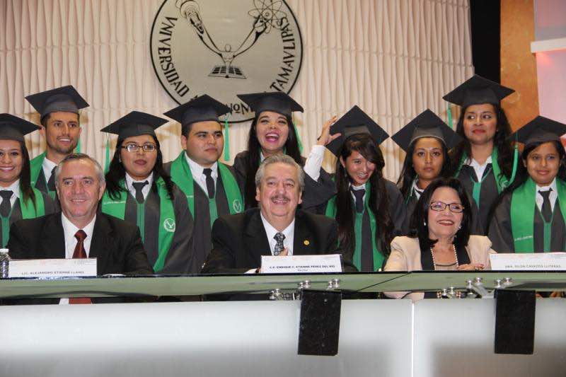 Preside Rector graduación de egresados de la Facultad de Comercio-Victoria