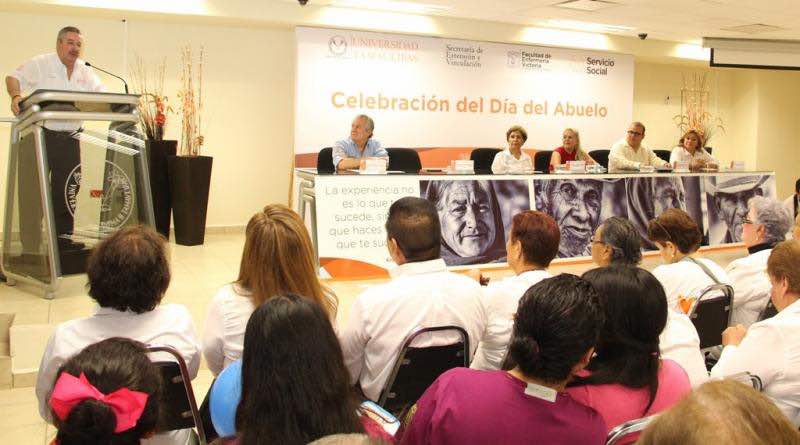 Celebra UAT con júbilo a los abuelitos universitarios