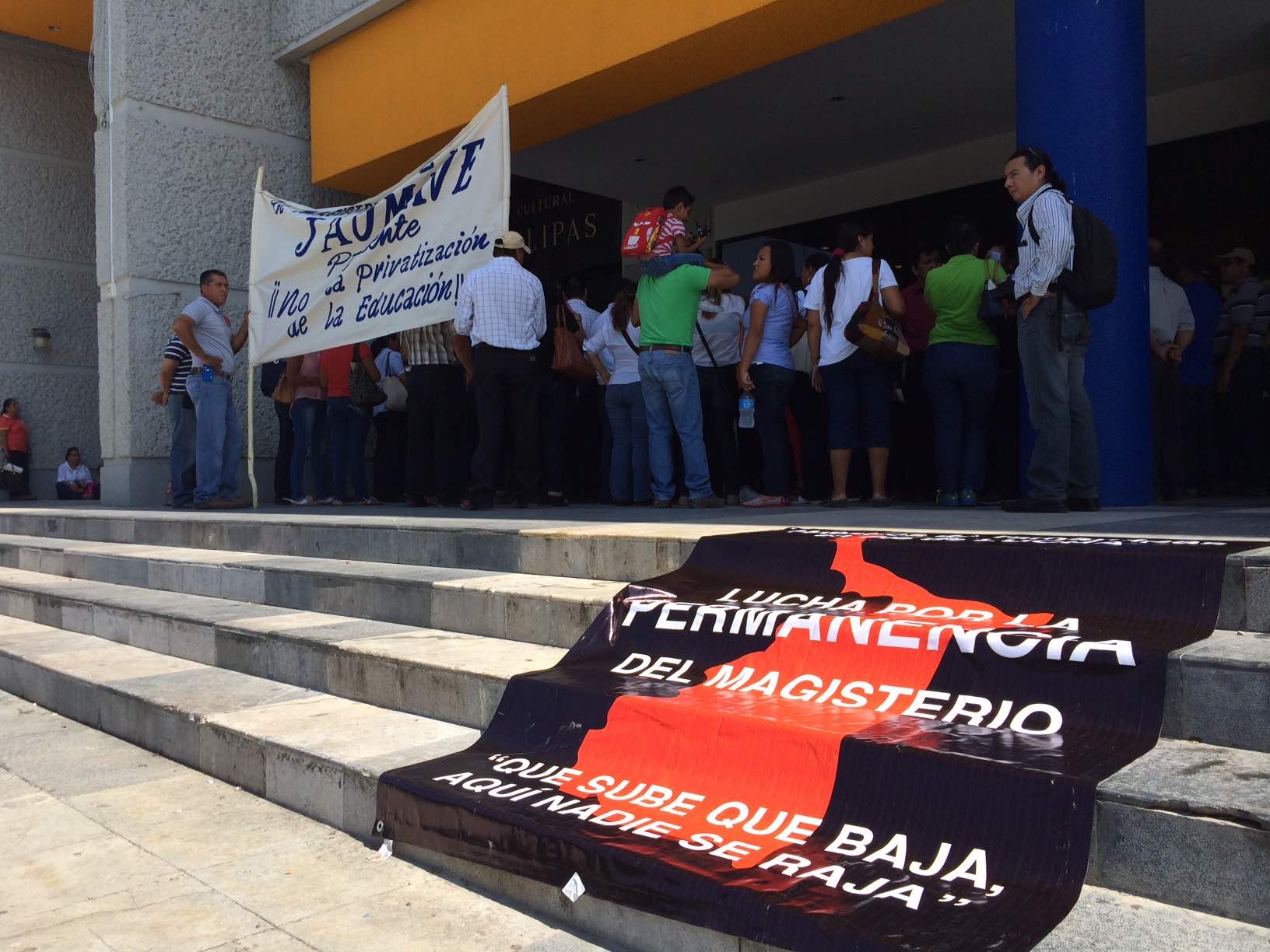 Se concentran maestros en la plaza; reclaman división entre grupos
