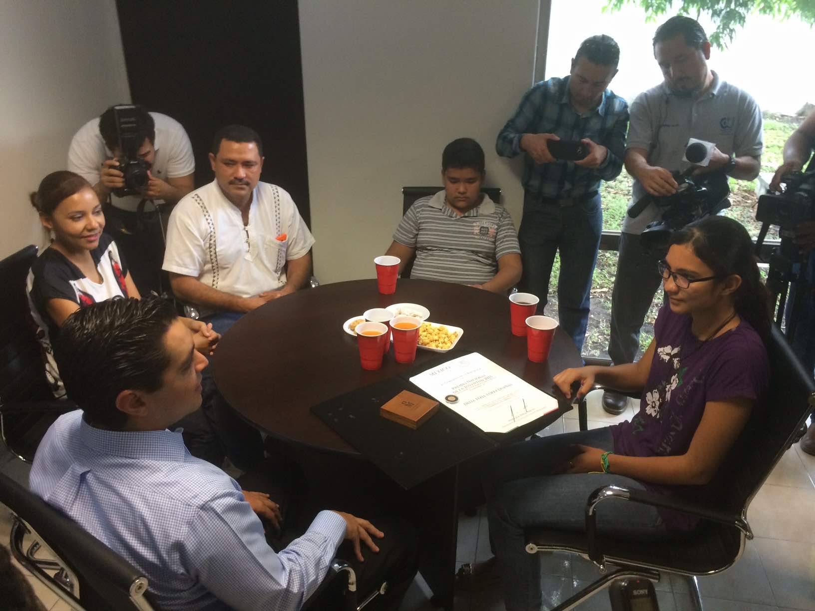 Entrega Ricardo Rodríguez reconocimiento a niña genio