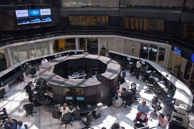 Cierra el peso en 17.43 por dólar