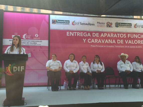 Entrega María del Pilar apoyos en González