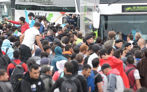 Llegan 6 mil 500 refugiados a Austria