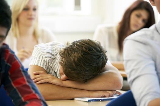 Iniciar clases más tarde beneficiaría a los adolescentes: expertos