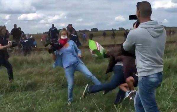 Reportera húngara que agredió a refugiados podría ir a la cárcel