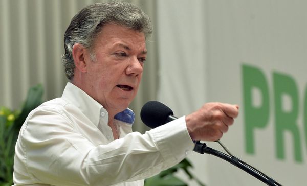 Revolución bolivariana de Venezuela se está autodestruyendo: Santos