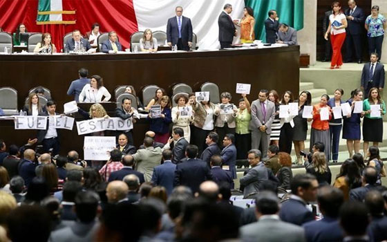Se enfrentan Verde y PRD por Ayotzinapa; lían a PAN y Morena