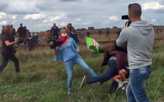Periodista húngara se disculpa por golpear a inmigrantes