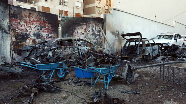 Estalla coche bomba frente a un cuartel en Trípoli; hay varios heridos