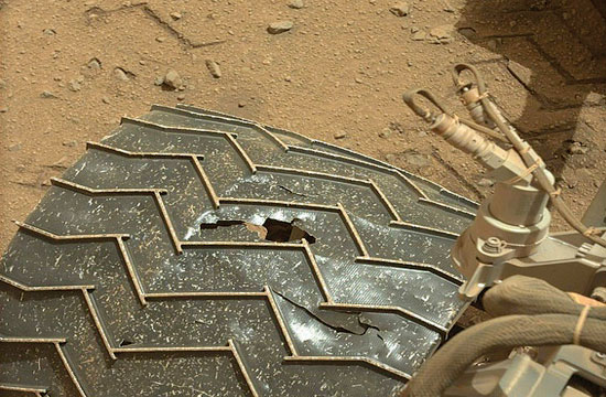 Aún con llantas perforadas, el Curiosity continúa su misión