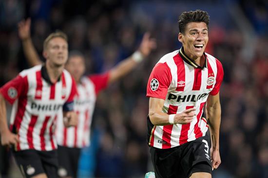 Moreno colaboró con un gol en triunfo de PSV 2-1 a Manchester
