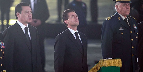 Encabeza Peña Nieto izamiento de bandera por víctimas del sismo del 85