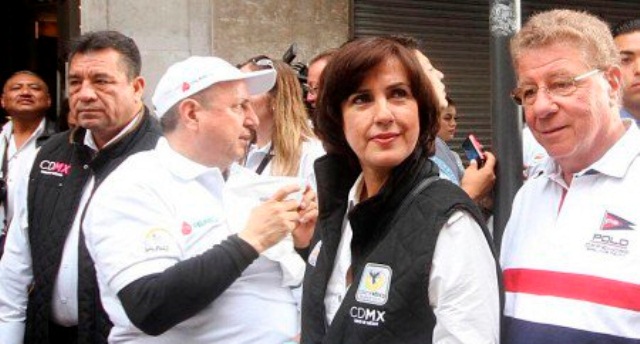 El GDF permitirá a padres de normalistas manifestarse en el Zócalo