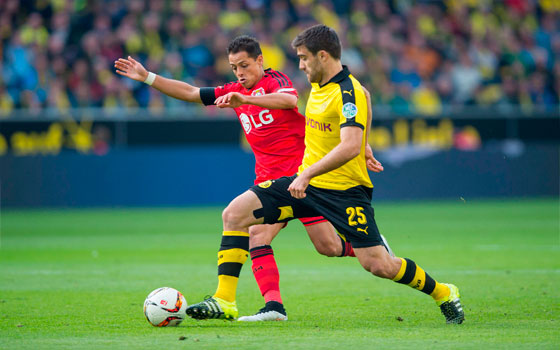 Chicharito falla en derrota del Bayer