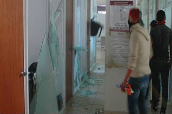 Vandalizan normalistas instalaciones de la Fiscalía General de Guerrero