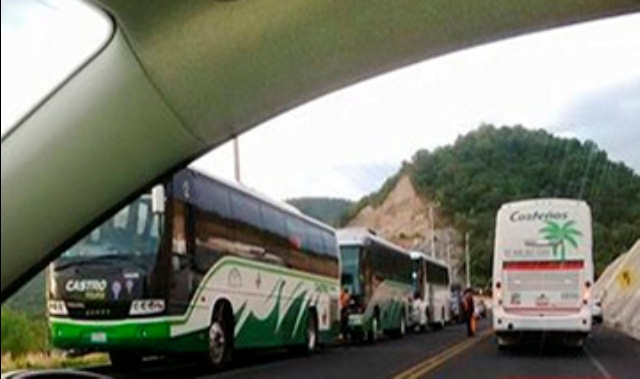 Impiden a normalistas ingresar a Chilpancingo; reportan tráiler quemado