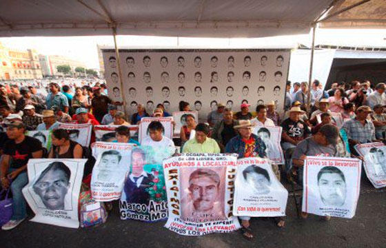 Entregan pliego petitorio padres de normalistas a Peña; exigen 8 puntos