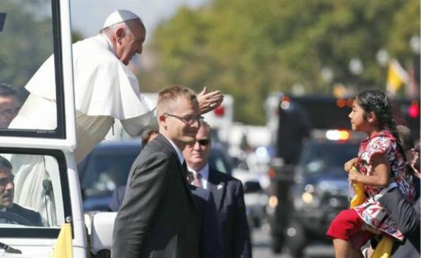 Salta a la fama Sophie, la niña de padres mexicanos que saludó al Papa