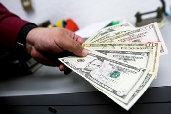 Hasta en $17.60 se vende dólar en bancos