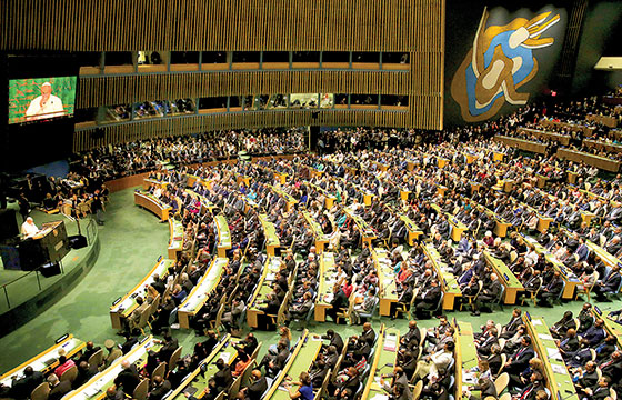 El Papa critica sumisión de organismos financieros y los privilegios en la ONU