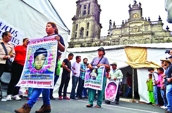 Padres de normalistas desaparecidos rechazan la creación de una fiscalía