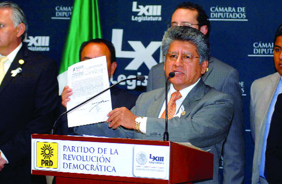 Pide el sol azteca juicio político contra Murillo Karam
