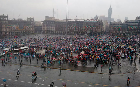 Llega vanguardia de marcha por Ayotzinapa al Zócalo