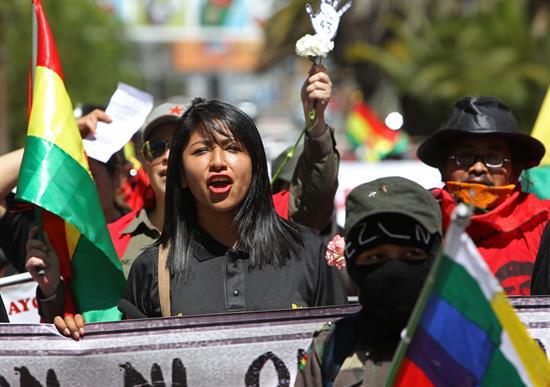 Hija de Evo Morales protesta por los 43 normalistas de Ayotzinapa